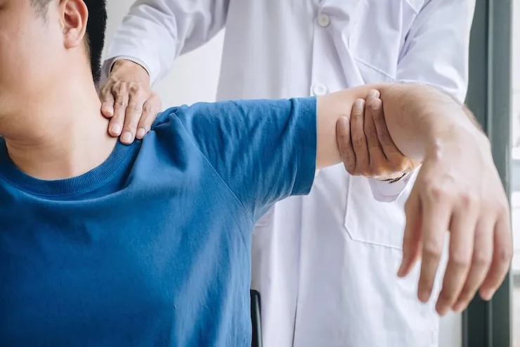 Frozen Shoulder Treatment in Pune: Causes, Symptoms & Recovery Options | Dr. Sumitz Clinic